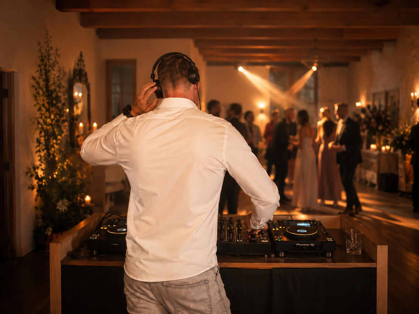 DJ von hinten bei einer Hochzeit oder einem Firmenevent