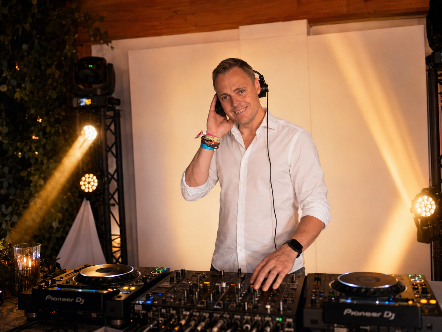 Porträt von Alex, Hochzeits-DJ und Gründer von DJ Klangwerk im Allgäu